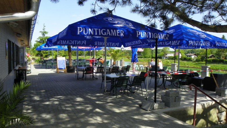 Gasthaus zum Silbersee, © Gasthaus zum Silbersee Outdoor area of a restaurant with blue parasols and tables.