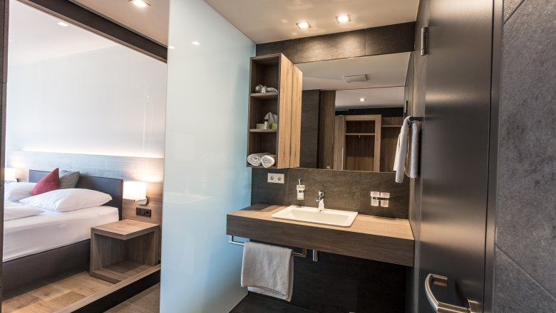 Example bathroom wine lodge, © KASTNER NEW MEDIA - kastner.tv Modern hotel room with bathroom and double bed.