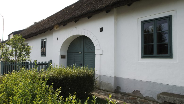 Haydn's birthplace Rohrau, © Donau Niederösterreich, Steve Haider The house where Joseph Haydn was born in Rohrau, a white building with a thatched roof and green door.