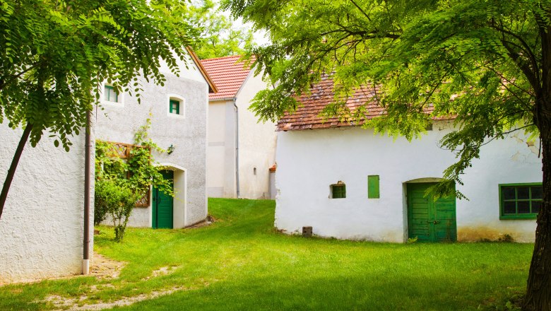 Kellerberg Großkrut, © Gemeinde Großkrut Traditional wine cellars in Großkrut, surrounded by green nature.