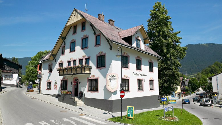 Landgasthof Hausmann in Puchberg am Schneeberg, © Hausmann/Zwickl A traditional inn on a street corner in a rural setting.
