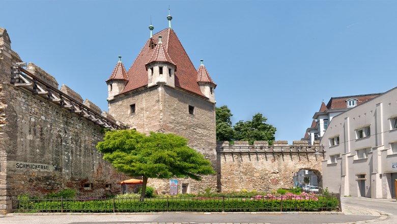 Stretching tower, © Wiener Alpen, Christoph Schubert Historic stretching tower with red roof and adjoining city wall in an urban setting.
