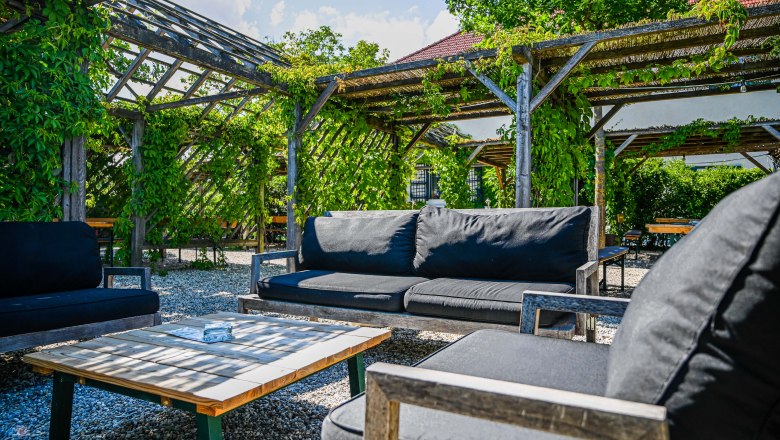 Enjoy & relax in the guest garden, © Werner Wachsmann Verlag Lounge furniture in the guest garden