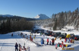 Lifts in Puchenstuben, © Schilifte Puchenstuben GesmbH & Co KG Winter landscape with ski lift and children playing in Puchenstuben.