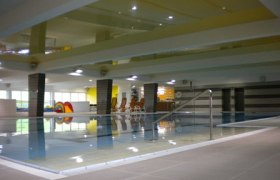 Oberndorf family pool, © zVg Marktgemeinde Oberndorf an der Melk Interior view of an indoor pool with swimming pool and sun loungers.