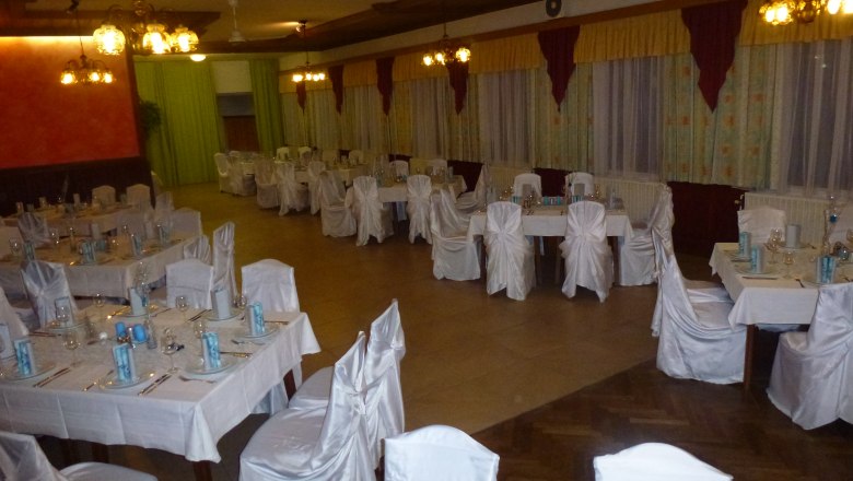 Griessler Inn, © zur Verfügung gestellt: Gasthaus Griessler Elegant dining room with laid tables and white chair covers.