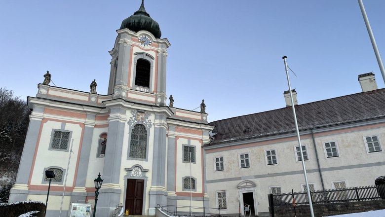 Servite monastery Mariahilfberg, © Wiener Alpen/Katharina Lechner Servite monastery Mariahilfberg covered with snow in winter.