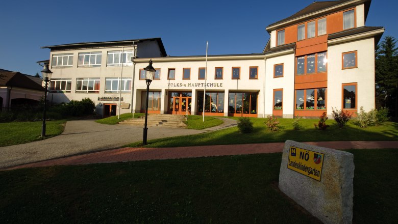 Primary and secondary school Kautzen, © Gerhard Wanko Kautzen primary and secondary school building with well-tended lawn and a sign for the state kindergarten.