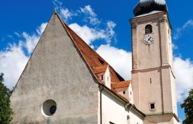 Wiesmath parish church, © Walter Strobl, www.audivision.at Wiesmath parish church with tower, stone cemetery wall and clock against a blue sky.
