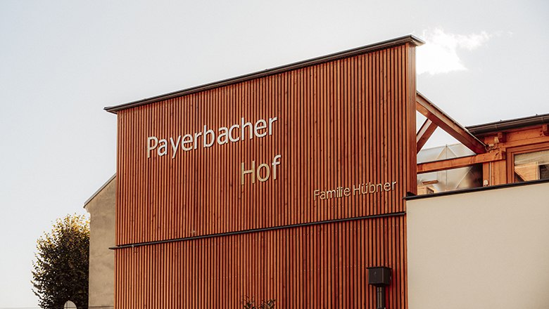 Payerbacherhof, © Payerbacherhof - Christopher Tarkus Wooden façade of the Payerbacherhof with lettering.