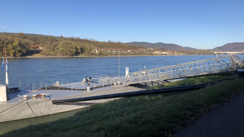 Danube landing stage no. 8, © Donau NÖ Tourismus GmbH Mooring on the Danube with bridge and river in the background.