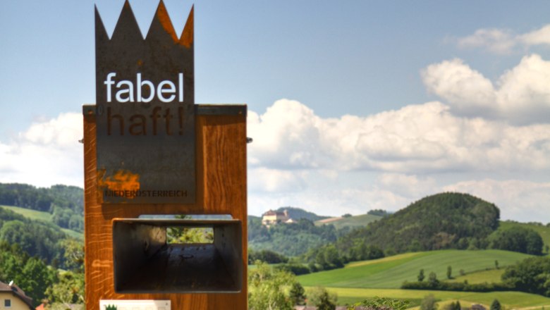 Fabulous signs in the Bucklige Welt, © Nikolaus Pfusterschmid Metal sculpture with the inscription 'fabulous!' in front of a hilly landscape in Lower Austria.