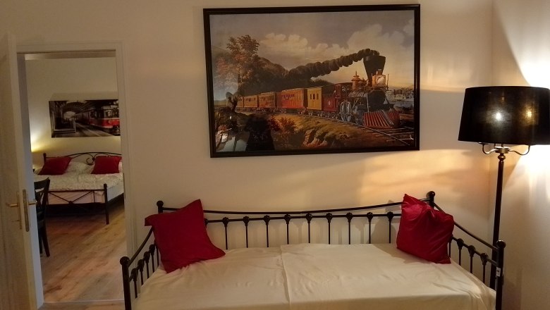 Adventure vacation for railroad enthusiasts, © Bernhard Kaar Room with railroad decor, bed and lamp.