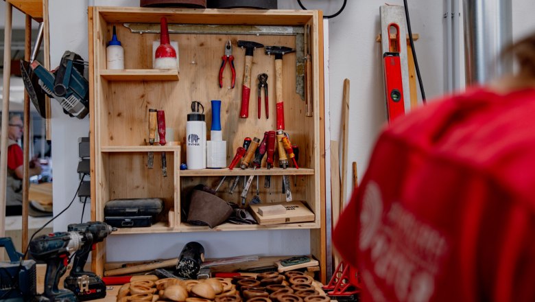 Workshop, © Waldviertel Tourismus, Matthias Streibel Workshop with tools and woodwork on a table.