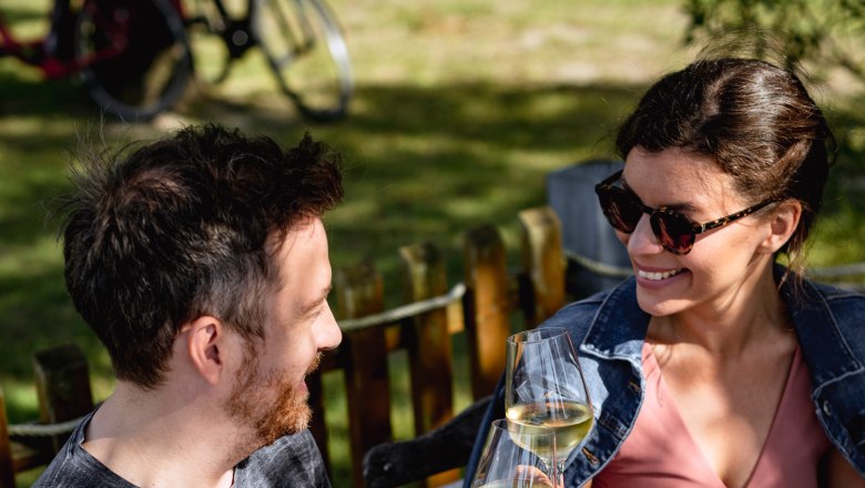 Guest garden directly on the Danube at the "Zum goldenen Anker" inn, © Martina Siebenhandl Guest garden directly on the Danube in the inn "Zum goldenen Anker", couple eating