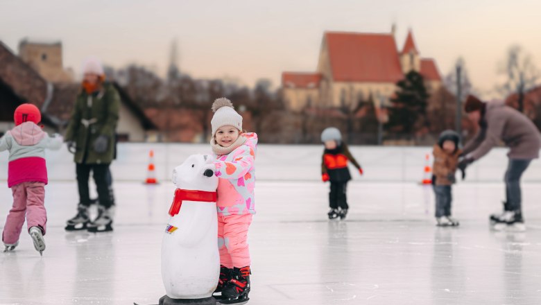 Ice rink in Eggenburg, © Martin Mathes Children skating on a square with a church in the background.