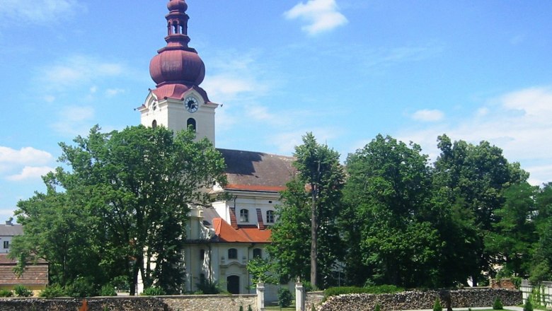 Church, baroque garden, © Gemeinde Ravelsbach Baroque church with red tower and baroque garden in the foreground.