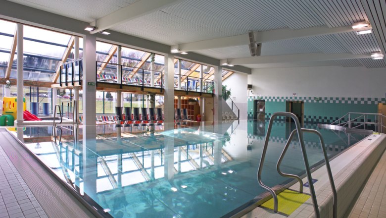 Indoor swimming pool Yspertal, © Hallenbad Yspertal Interior view of a modern indoor pool with large swimming pool and glass front.