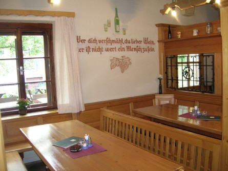 Wine tavern Weingut Maria Hick, © Maria Hick Cozy wine bar with wooden furniture and wall decorations.