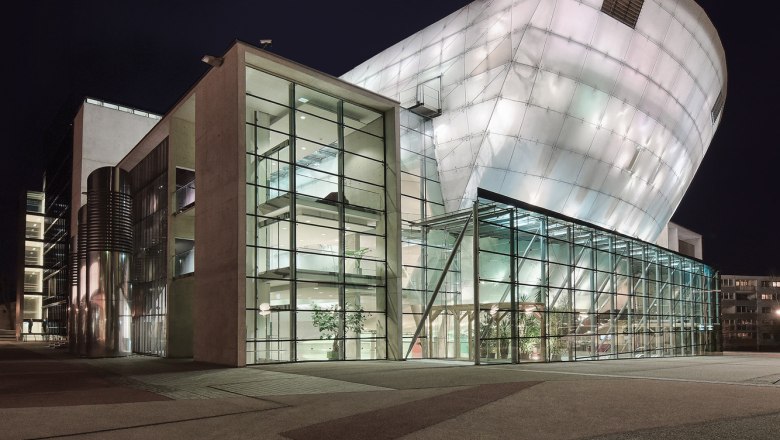 Festspielhaus St. Pölten, © eSeL.at – Joanna Pianka Night shot of the Festspielhaus St. Pölten with illuminated modern architecture.
