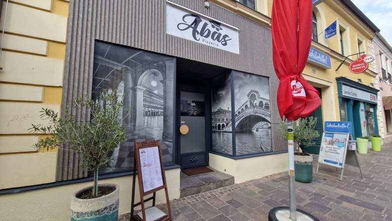 TDR-Abas facade exterior, © DNÖ Kancer Restaurant from the outside with lettering above the door