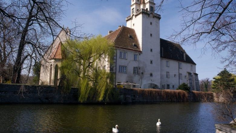 Ebreichsdorf, © Stadtgemeinde Ebreichsdorf Ebreichsdorf Castle with pond and swans in the foreground.