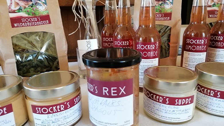 Stockers REX, © Kräuterwirtin Gerda Stocker Various products from Stocker's, including lemonade, soup and wild herb noodles.