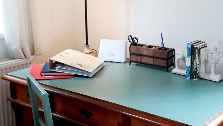 Large desk, fiber optic internet, © U.E. Large desk, fiber optic internet, © U.E.