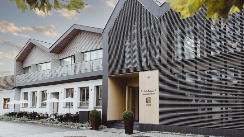 Mörwald "Zur Traube" in Feuersbrunn, © Niederösterreich Werbung/David Schreiber Modern hotel building with terrace and stylish façade.