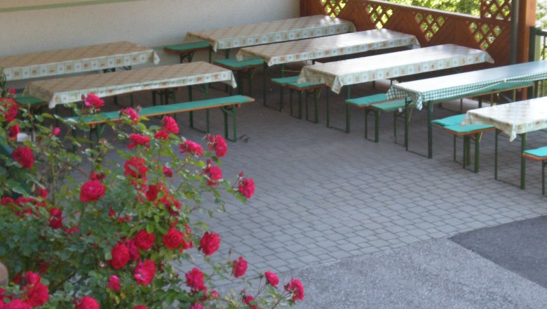 Tavern seating area outside, © Mostheuriger Höfinger Tavern seating area outside, © Mostheuriger Höfinger