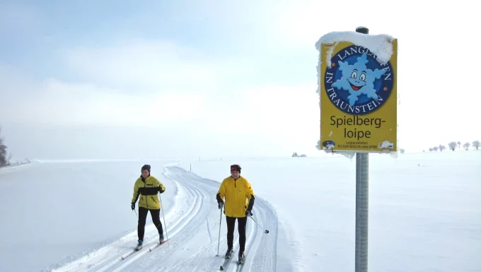 Cross-country skiing in Bad Traunstein, © Gemeinde Bad Traunstein Two people cross-country skiing on the snow-covered Spielbergloipe in Bad Traunstein.