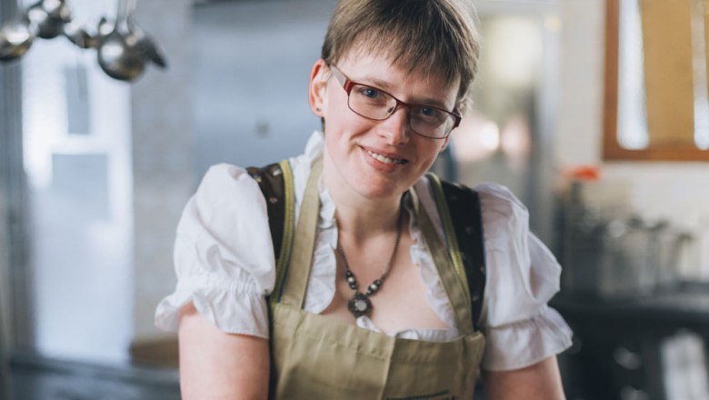 In the kitchen: Helga Bauer, © Niederösterreich Werbung/David Schreiber Woman in traditional dress in a kitchen.