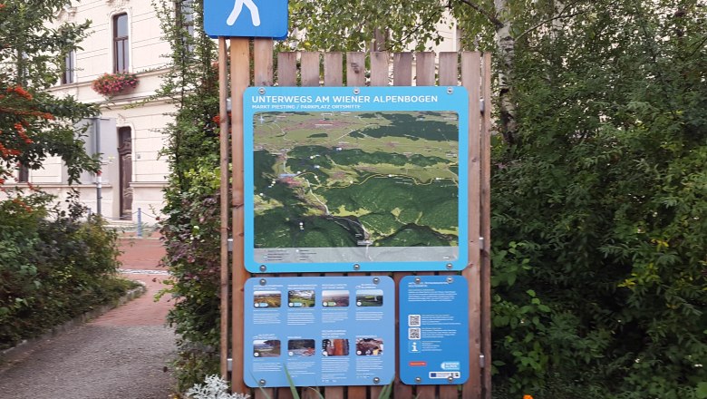 Hiking board, © Gemeinde Markt Piesting Hiking board with map and information on the Wiener Alpenbogen - Arc of the Viennese Alps (trail).