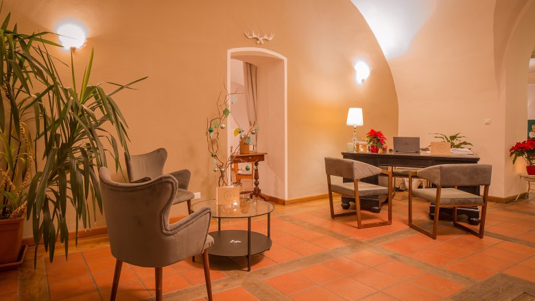 Entrance area, © Schlossschenke Cozy entrance area with armchairs, table and plants.