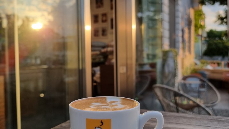 TDR coffee cup Egon to Go, © Yana Tereshchenko Sunrise, guest garden Cup of coffee on table