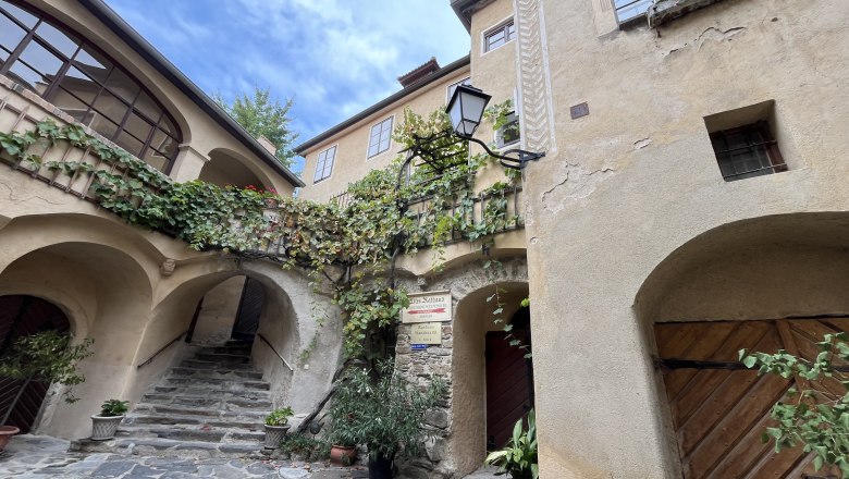 Pension Altes Rathaus in Dürnstein, © Familie Fürtler Historic building with arcades and plants in Dürnstein.
