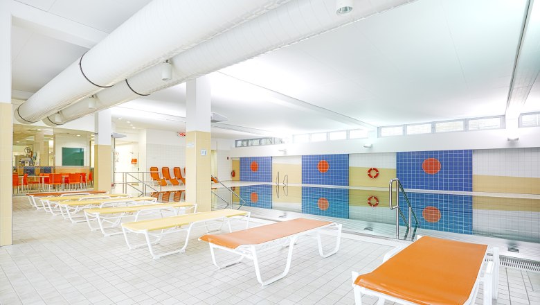 Zwentendorf indoor swimming pool, © Florian Schulte Interior view of an indoor pool with sun loungers and swimming pool.