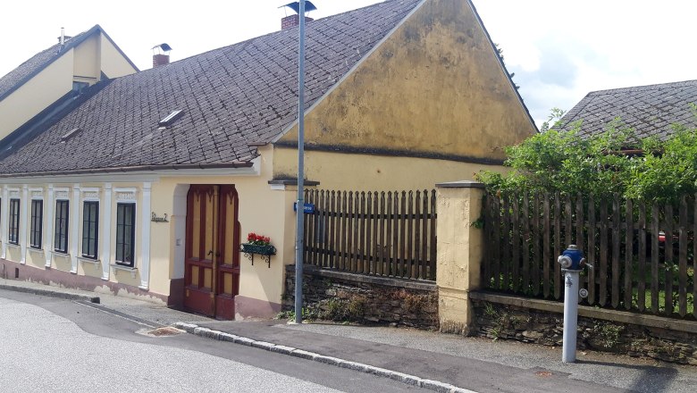 House, street side, © e.c.pollak House, street side, © e.c.pollak