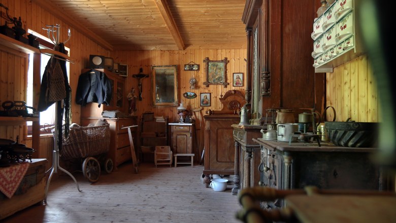 Hausstein Mountain Farm Museum in Frankenfels, © weinfranz.at Interior view of a traditional mountain farmhouse with wooden furniture and antique objects.