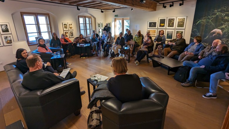 FineArtGallery Traismauer Talk, © FineArtGallerie People are sitting in an art gallery and having a conversation.