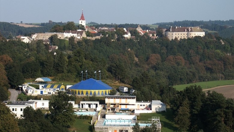 Circus Drosendorf, © Stadtgemeinde Drosendorf-Zissersdorf Landscape with circus tent, church and castle in Drosendorf.