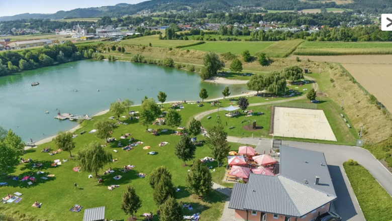 Natural bathing pond Persenbeug-Gottsdorf, © Marktgemeinde Persenbeug-Gottsdorf Aerial view of a bathing pond with sunbathing lawn, trees and a building with sunshades.