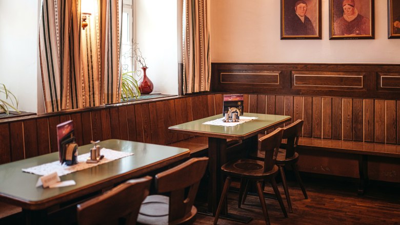 Traditional parlor at Dreifaltigkeitsplatz in Zwettl, © Niederösterreich Werbung/Daniela Führer Traditional parlor with wooden furniture and paintings on the wall.
