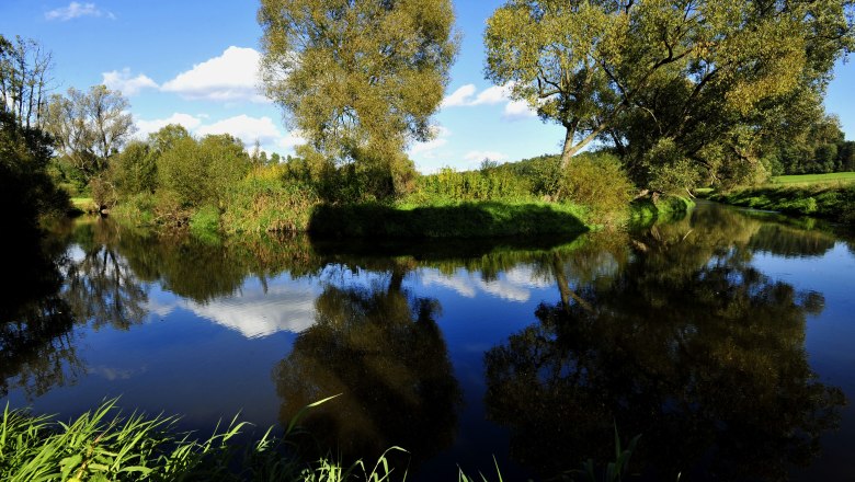 Dobersberg Nature Park, © Naturpark Dobersberg A calm river in the Dobersberg Nature Park with trees and a blue sky in the background.