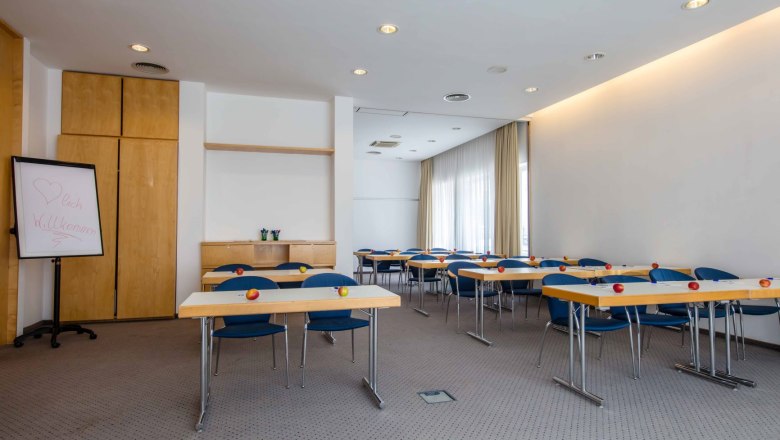 Seminar room-80, © KLinglhuber A seminar room with tables, chairs and apples on the tables.