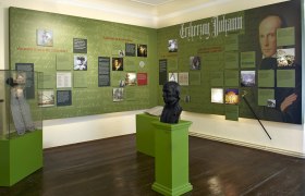 Archduke Johann Documentation, © Wiener Alpen, Foto: Bene Croy Exhibition room about Archduke Johann with information boards and bust.