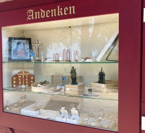 Healing fountain showcase souvenir, © Wienerwald Tourismus Healing fountain showcase souvenir, © Wienerwald Tourismus