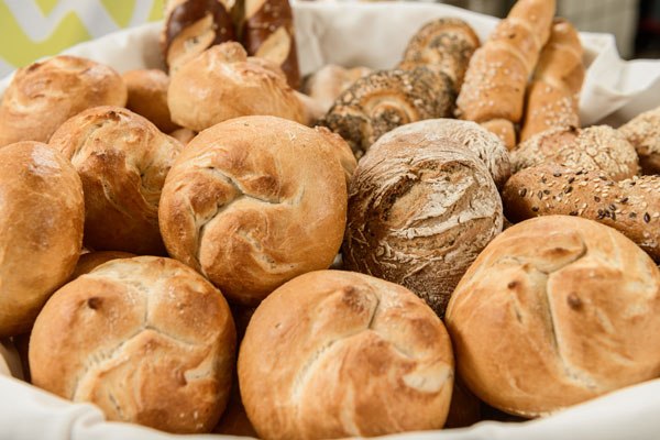 Schmidl bakery, © Best of Wachau/Rita Newman Various types of bread in a basket, including rolls and baguettes.