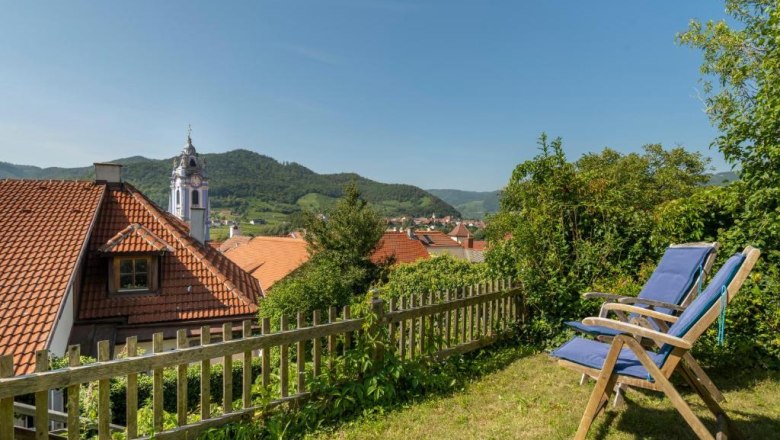 Pension Altes Rathaus in Dürnstein, © Familie Fürtler View of Dürnstein with church and deckchairs in the foreground.