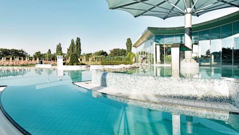 Outdoor area of the Therme Laa, © Therme Laa Outdoor area of Therme Laa with pool and sunshades.